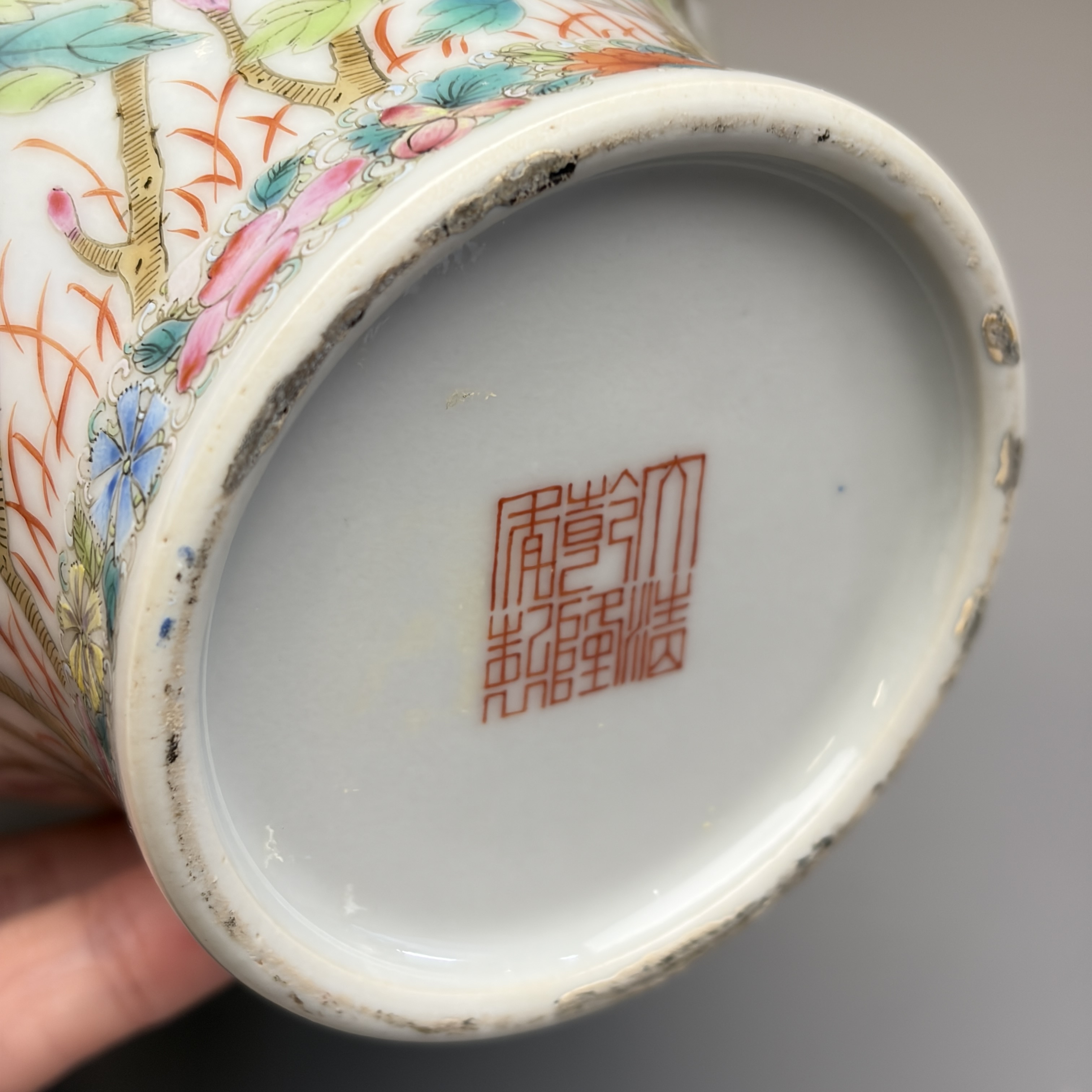 A pair of Chinese famille rose openworked vases and covers with peonies — foto 10