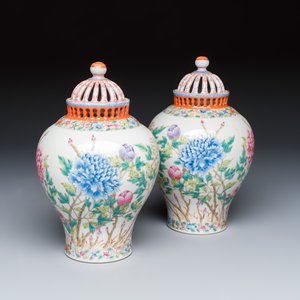 A pair of Chinese famille rose openworked vases and covers with peonies — foto 1