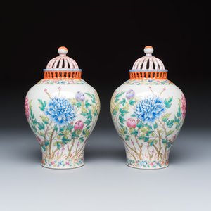 A pair of Chinese famille rose openworked vases and covers with peonies — foto 2