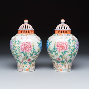 A pair of Chinese famille rose openworked vases and covers with peonies — foto 3