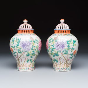 A pair of Chinese famille rose openworked vases and covers with peonies — foto 4