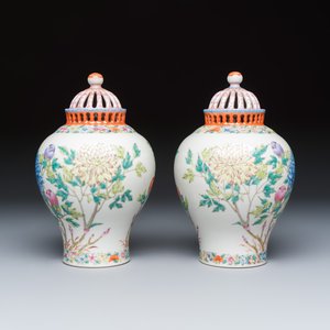 A pair of Chinese famille rose openworked vases and covers with peonies — foto 5