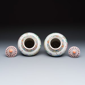 A pair of Chinese famille rose openworked vases and covers with peonies — foto 6