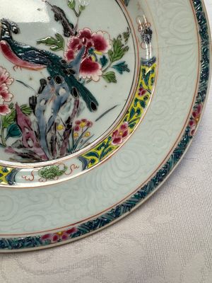 A pair of Chinese famille rose 'Peacock and Flowers' plates, Yongzheng — foto 16