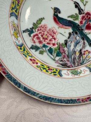 A pair of Chinese famille rose 'Peacock and Flowers' plates, Yongzheng — foto 17
