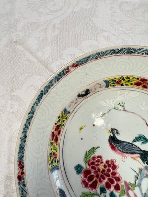 A pair of Chinese famille rose 'Peacock and Flowers' plates, Yongzheng — foto 2