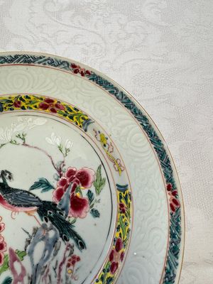 A pair of Chinese famille rose 'Peacock and Flowers' plates, Yongzheng — foto 3