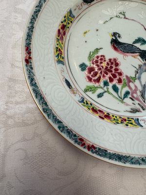 A pair of Chinese famille rose 'Peacock and Flowers' plates, Yongzheng — foto 5
