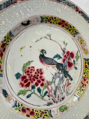 A pair of Chinese famille rose 'Peacock and Flowers' plates, Yongzheng — foto 6