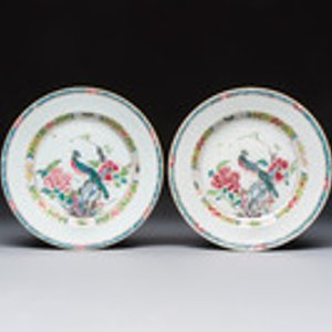 A pair of Chinese famille rose 'Peacock and Flowers' plates, Yongzheng — foto 1