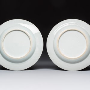 A pair of Chinese famille rose 'Peacock and Flowers' plates, Yongzheng — foto 2
