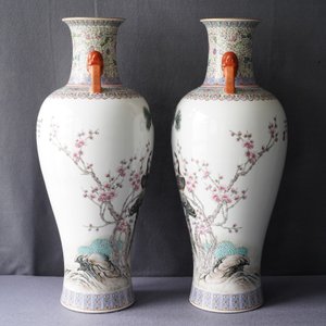 A pair of Chinese famille rose 'peacock' vases, Qianlong mark, Republic, 20th C. — 照片 10
