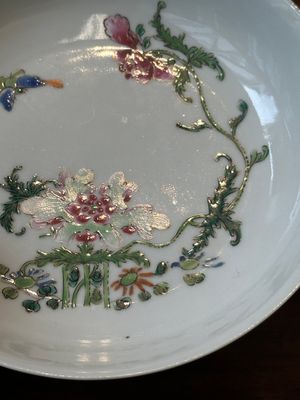 A pair of Chinese famille rose 'peony and butterfly' plates, Yongzheng/Qianlong — foto 5