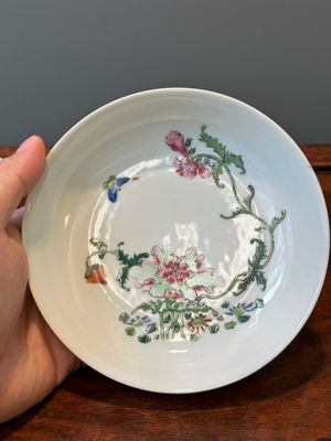 A pair of Chinese famille rose 'peony and butterfly' plates, Yongzheng/Qianlong — foto 10