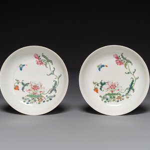 A pair of Chinese famille rose 'peony and butterfly' plates, Yongzheng/Qianlong — foto 1