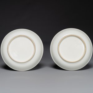 A pair of Chinese famille rose 'peony and butterfly' plates, Yongzheng/Qianlong — foto 2