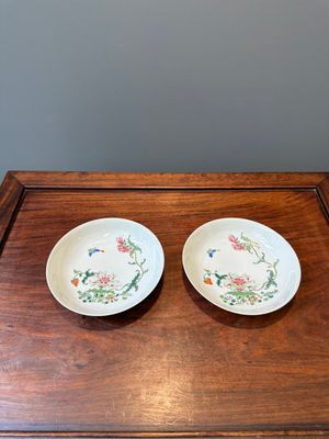 A pair of Chinese famille rose 'peony and butterfly' plates, Yongzheng/Qianlong — 照片 1