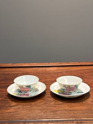 A pair of Chinese famille rose 'peony' cups and saucers, Yongzheng — 照片 1