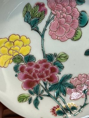 A pair of Chinese famille rose 'peony' cups and saucers, Yongzheng — 照片 19