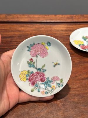 A pair of Chinese famille rose 'peony' cups and saucers, Yongzheng — 照片 5