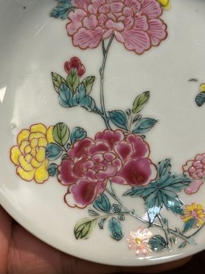 A pair of Chinese famille rose 'peony' cups and saucers, Yongzheng — 照片 7