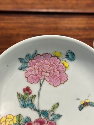 A pair of Chinese famille rose 'peony' cups and saucers, Yongzheng — 照片 8