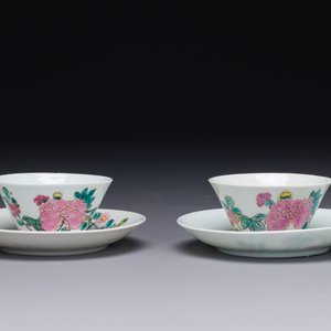 A pair of Chinese famille rose 'peony' cups and saucers, Yongzheng — 照片 2