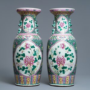 A pair of Chinese famille rose 'peony' vases, 19th C. — photo 1