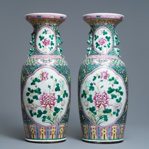 A pair of Chinese famille rose 'peony' vases, 19th C. — photo 3
