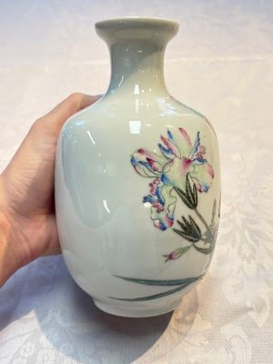 A pair of Chinese famille rose 'Pheasants' vases, Qianlong mark, Republic — photo 11