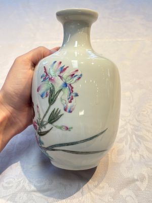 A pair of Chinese famille rose 'Pheasants' vases, Qianlong mark, Republic — photo 2