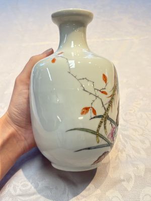 A pair of Chinese famille rose 'Pheasants' vases, Qianlong mark, Republic — photo 4