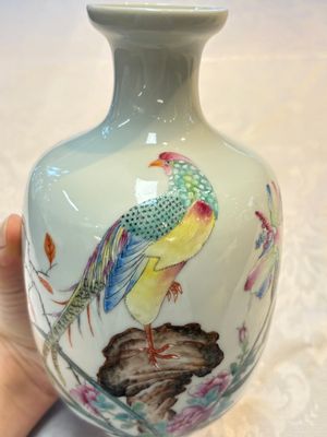 A pair of Chinese famille rose 'Pheasants' vases, Qianlong mark, Republic — photo 7