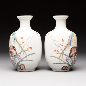 A pair of Chinese famille rose 'Pheasants' vases, Qianlong mark, Republic — photo 4