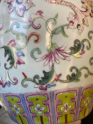 A pair of Chinese famille rose 'phoenix' jars and covers, Ji Xiang Ru Yi 吉祥如意 mark, 19th C. — photo 12