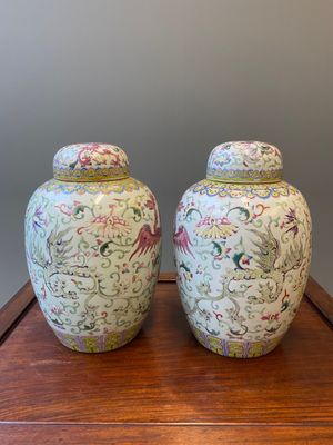 A pair of Chinese famille rose 'phoenix' jars and covers, Ji Xiang Ru Yi 吉祥如意 mark, 19th C. — photo 3