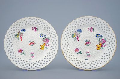 A pair of Chinese famille rose pierced border plates with floral design, Qianlong, 18th C.