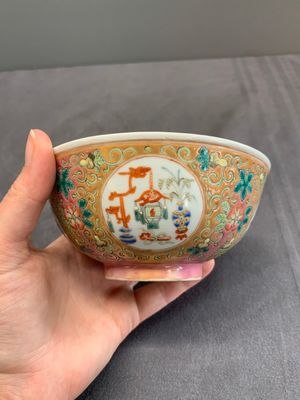 A pair of Chinese famille rose pink-ground 'antiquities' bowls, Zhengde mark, 19th C. — photo 4