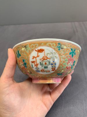 A pair of Chinese famille rose pink-ground 'antiquities' bowls, Zhengde mark, 19th C. — photo 6