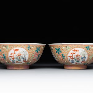 A pair of Chinese famille rose pink-ground 'antiquities' bowls, Zhengde mark, 19th C. — photo 3