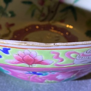 A pair of Chinese famille rose pink-ground bowls for the Straits or Peranakan market, 19th C. — photo 12