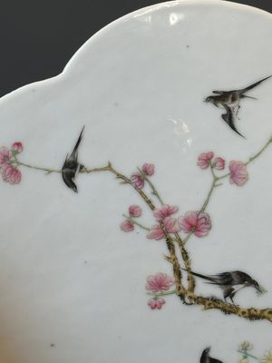 A pair of Chinese famille rose plaques with birds among blossoming branches, 19th C. — photo 4