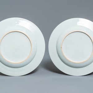 A pair of Chinese famille rose plates after Cornelis Pronk: 'Dames au parasol', Qianlong — photo 3