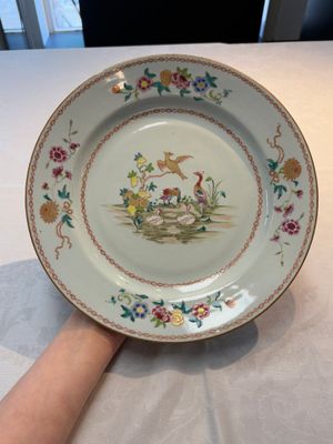 A pair of Chinese famille rose plates and one dish with birds and floral design, Qianlong — photo 1