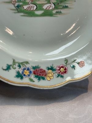 A pair of Chinese famille rose plates and one dish with birds and floral design, Qianlong — photo 13