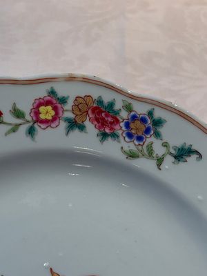 A pair of Chinese famille rose plates and one dish with birds and floral design, Qianlong — photo 19