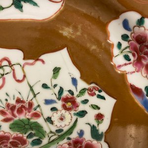 A pair of Chinese famille rose plates, Qianlong, and a blue and white plate, Kangxi mark and of the period — photo 4