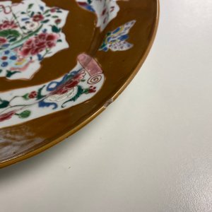 A pair of Chinese famille rose plates, Qianlong, and a blue and white plate, Kangxi mark and of the period — photo 6