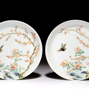 A pair of Chinese famille rose plates with a bird approaching a blossoming branch, Yongzheng mark, 20th C. — photo 1