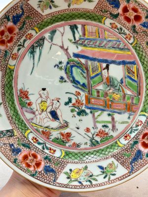 A pair of Chinese famille rose plates with a lady and boys in a boat, Yongzheng/Qianlong — photo 2